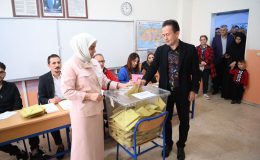 Tuzla Belediye Başkanı Dr. Şadi Yazıcı, oyunu Hilmi Sonay İlkokulu’nda kullandı.
