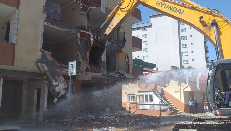 Tuzla’da riskli olduğu tespit edilen 2 binanın yıkımı gerçekleştirildi