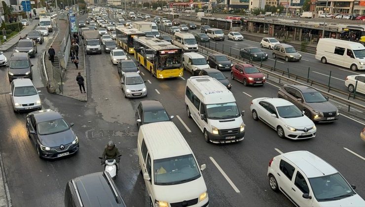 İstanbul’da Okulların Açılmasıyla Trafik Yoğunluğu Yaşandı