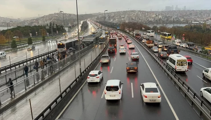 İstanbul’da haftanın ilk iş gününde trafik yüzde 81 olarak ölçüldü