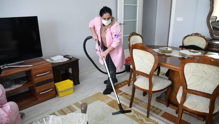 Yaşlı, engelli ve yatağa bağımlı hastalara ev temizliği yapılıyor
