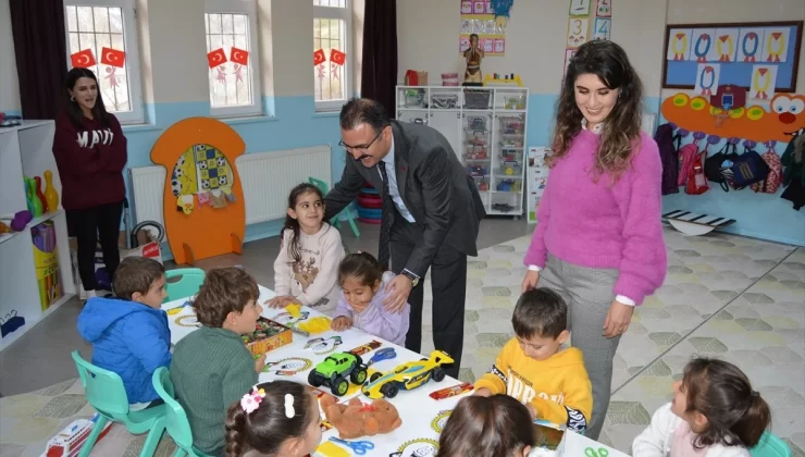 Şemdinli Kaymakamı, köydeki çocuklara hediyeler dağıttı