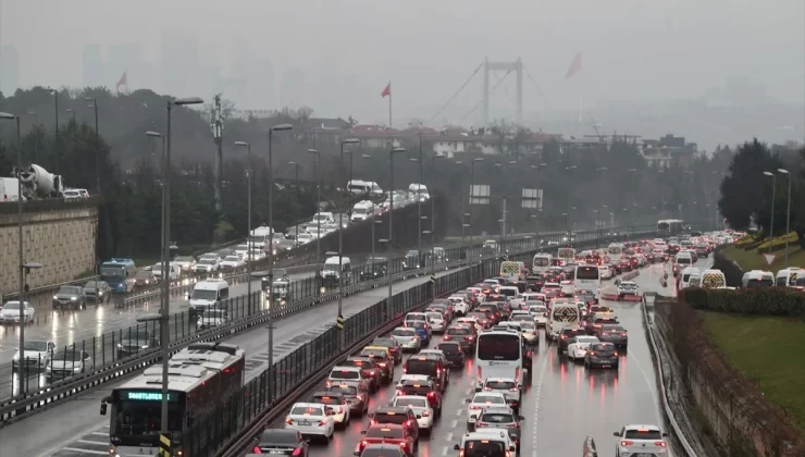 İstanbul’da haftanın son gününde trafik yoğunluğu yüzde 90’a çıktı