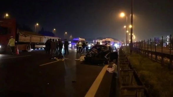Kurtköy otobanda Otomobil yayalara çarptı, 5 kişi öldü