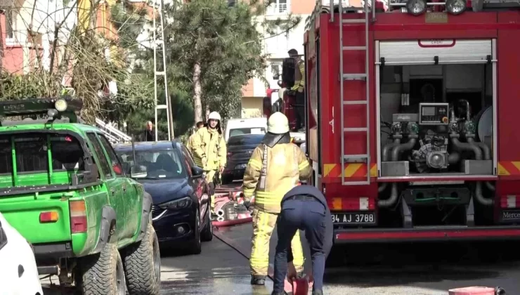 Pendik’te 5 Katlı Binanın Çatısında Yangın Çıktı