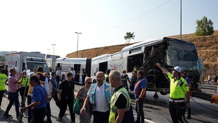 Son Dakika! Küçükçekmece’de Metrobüs Kazası