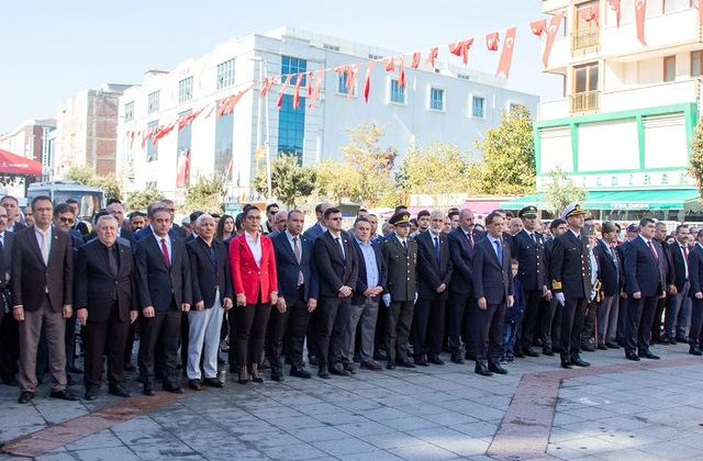 İlçe Milli Eğitim Müdürü Süreyya Aydın, 29 Ekim Cumhuriyet Bayramı’nın 101. yıl dönümünde Çelenk Sunma Töreni’ne katıldı