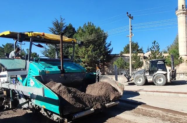 Avanos Belediyesi, Alaaddin Cami ile Taş Köprü arasında asfalt çalışması yapıyor