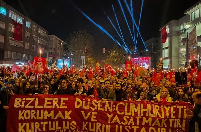 CHP Kadıköy İlçe Gençlik Kolu Cumhuriyet Yürüyüşüne Katıldı