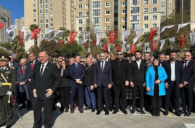 Ataşehir’de Cumhuriyetimizin 101. Yılı Dolayısıyla Çelenk Sunma Töreni Gerçekleştirildi