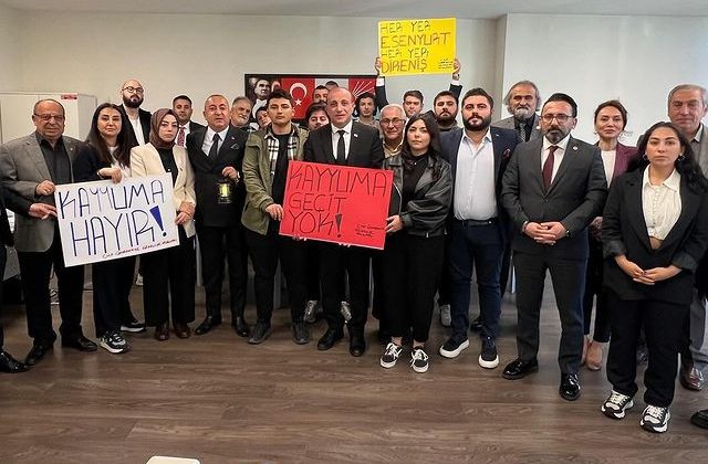 ‘Kayyuma Geçit Yok’ Pankartıyla Ümraniye Gençlik Kolları Meclis Grubunu Ziyaret Etti