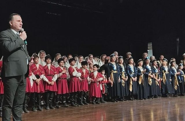 Kaymakam Mehmet Yıldız, Pendik Sanat ve Kültür Araştırmaları Derneği tarafından düzenlenen halk oyunları gösterisine katıldı.