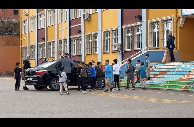 Sultanbeyli’de Başarılı Sporcu Öğrencilere Eşofman Takımı Hediye Edildi