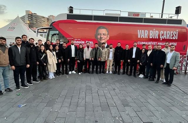 Ümraniye CHP Gençlik Kolları, Ahmet Özer’i ve Esenyurt halkının iradesini savunuyor