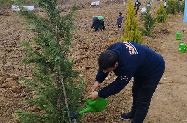 İstanbul Sultanbeyli Belediyesi “Geleceğe Nefes İnsanlığa Nefes” Projesiyle Fidan Dikim Etkinliği Düzenledi