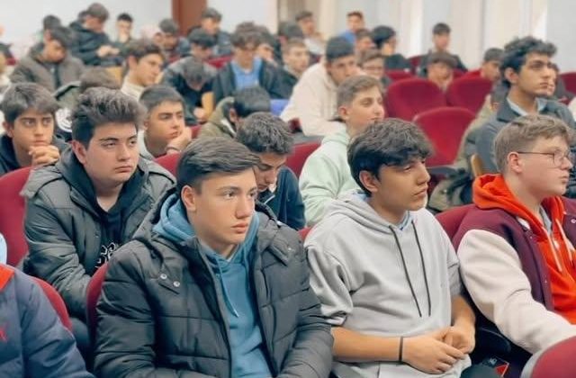 Sultanbeyli Sabiha Gökçen Mesleki ve Teknik Anadolu Lisesi’nde “Sıralardan Kürsülere” Tecrübe Paylaşımı Programı Düzenlendi