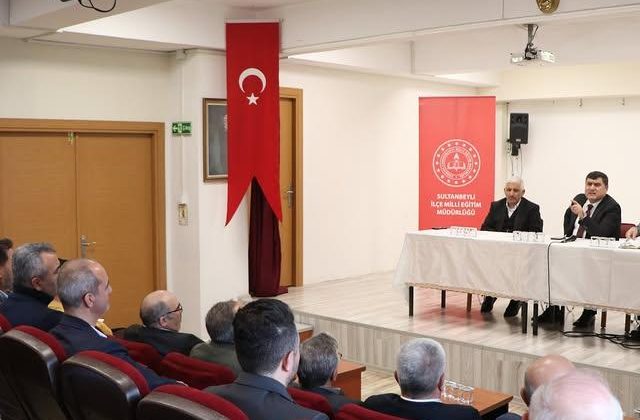 Bugün Hüsnü Özyeğin Anadolu Lisesi’nde Eğitim Toplantısı Gerçekleştirildi