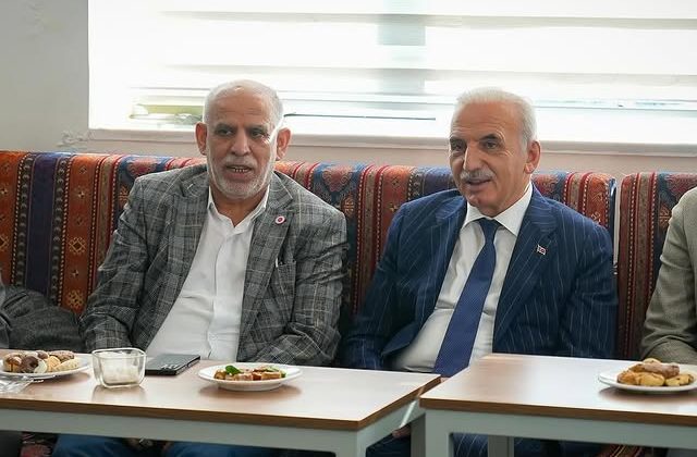 Ümraniye Belediye Başkanı ve İlçe Yönetimi, Cuma Namazı Sonrası Vatandaşlarla Bir Araya Geldi