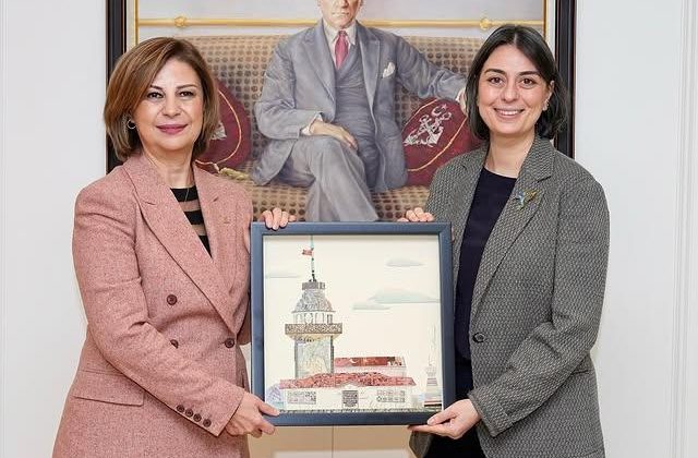 Üsküdar Belediye Başkanı Sinem Dedetaş, Eskişehir’in İlk Kadın Büyükşehir Belediye Başkanı Ayşe Ünlüce’yi Ağırladı