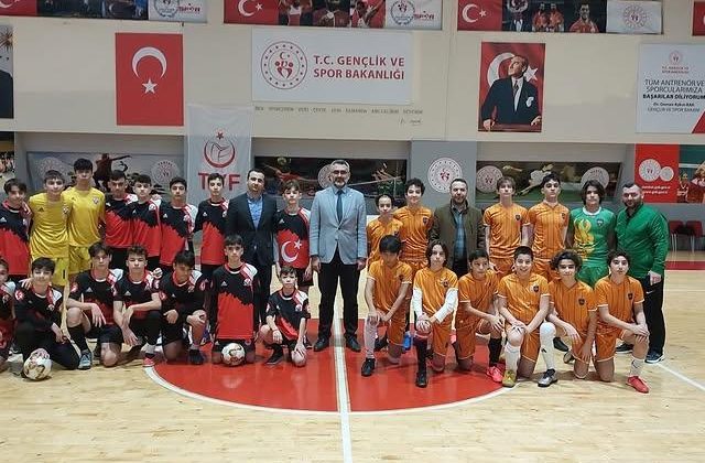 İl Millî Eğitim Müdürü Mustafa Kıraç, İstanbul Okul Sporları Yıldız Erkekler İl Birinciliği Müsabakalarında İlçemizin Temsilcisi Olan Takımları Ziyaret Etti