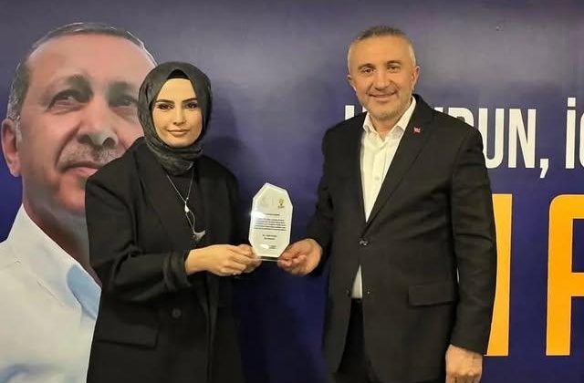 AK Parti Çekmeköy İlçe Başkanlığı Üyesine Plaket Takdim Etti