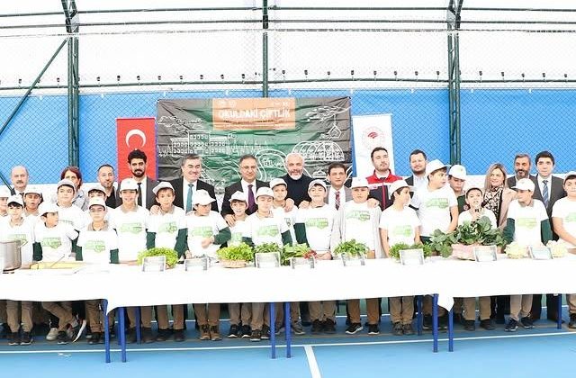 Kaymakam, İl Tarım ve Orman Müdürü ve diğer kurum müdürleri Okuldaki Çiftlik ve Yaşam Becerileri Projesi Etkinliğinde Buluştu