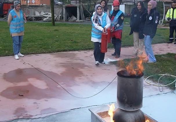 Arnavutköy’de Yangın Eğitimi ve Tatbikatı Gerçekleştirildi