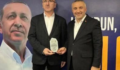 Çekmeköy İlçe Başkanlığı, Servet Yılmaz’a Plaket Takdim Etti