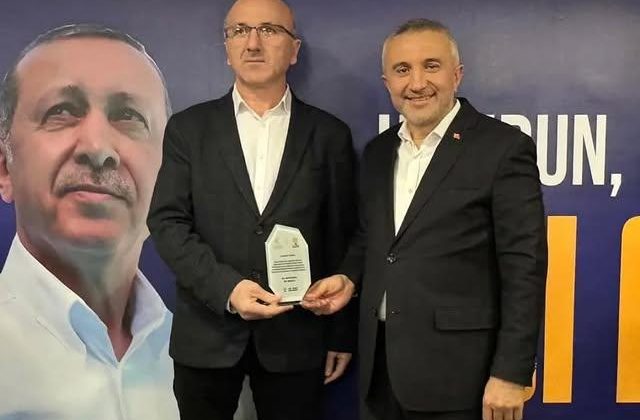 Çekmeköy İlçe Başkanlığı, Servet Yılmaz’a Plaket Takdim Etti