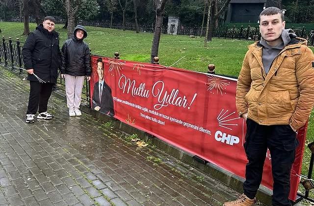 Üsküdar’da CHP Gençleri Yeni Yılı Kutluyor