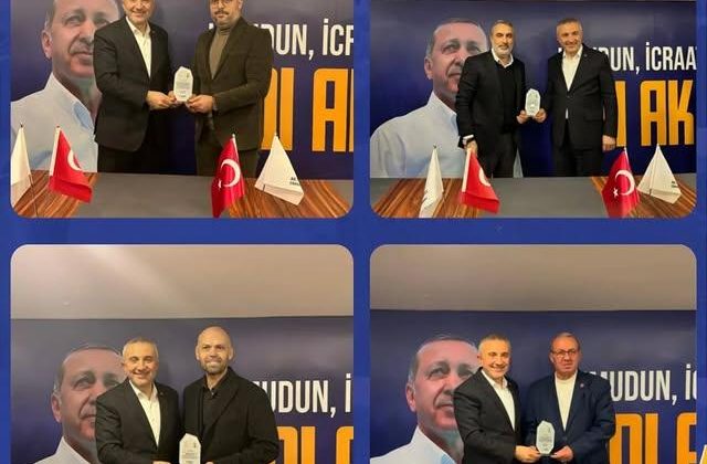 AK Parti Çekmeköy İlçe Başkanlığı, Belediye Meclis Üyelerine Plaket Takdim Etti