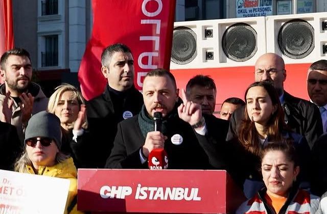 Fethi Açıkel ve Diğer Siyasi Figürler Esenyurt Meydanı’nda Nöbet Tutarak Demokrasiyi Korudu