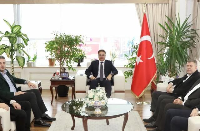 Fahret Çubukçuoğlu ve diğer meclis üyeleri Sancaktepe Kaymakamı Naif Yavuz’u ziyaret etti.