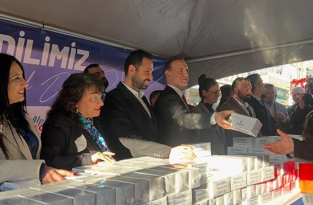 Belediye Başkanı Alper Yeğin, Kandil Simidi Dağıtımında Hemşehrileriyle Buluştu