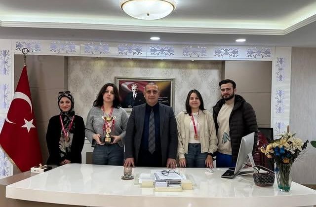 Tuzla Piri Reis Yurdu Öğrencileri Üçüncülük Başarısını Tuzla Kaymakamı Ümit Hüseyin Güney’e Takdim Etti