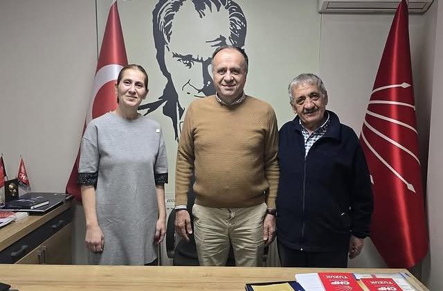 CHP Pendik İlçe Başkanı Niyazi Güneri’nden Yeni Katılıma Rozet Taktı