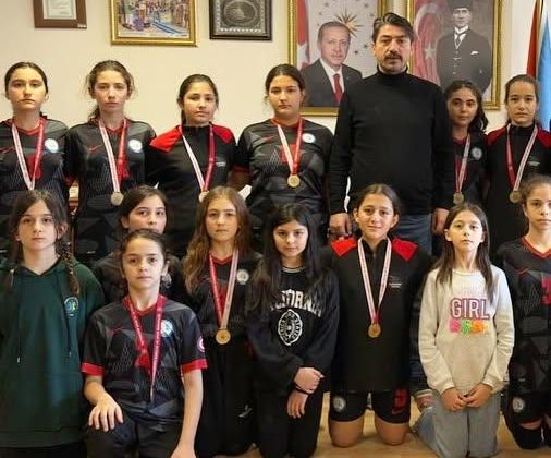 Pendik Alemdarpaşa Ortaokulu Hentbol Takımı Şampiyon Oldu