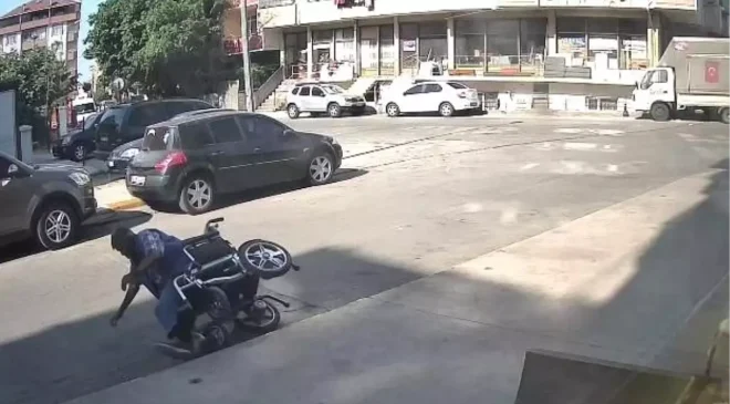 Pendik’te akülü aracın freni boşaldı, engelli vatandaş yere düştü: Esnaf yardıma koştu