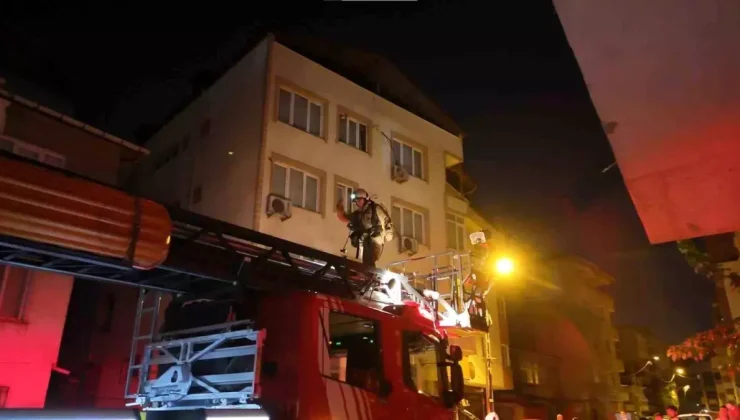 Pendik’te 3 Katlı Binanın Çatısında Korkutan Yangın