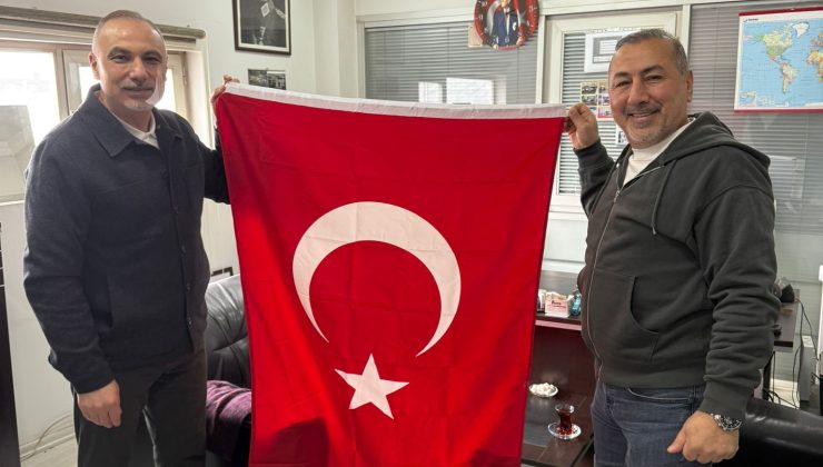 Pendik’te Al Bayrak Hassasiyeti: Vatandaşlara Türk Bayrağı Dağıtıldı