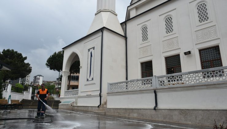 Pendik’te Camiler Bayrama Hazır