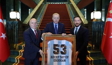 Cumhurbaşkanı Erdoğan, Süper Lig’e Yükselen Erzurumspor Heyetini Kabul Etti