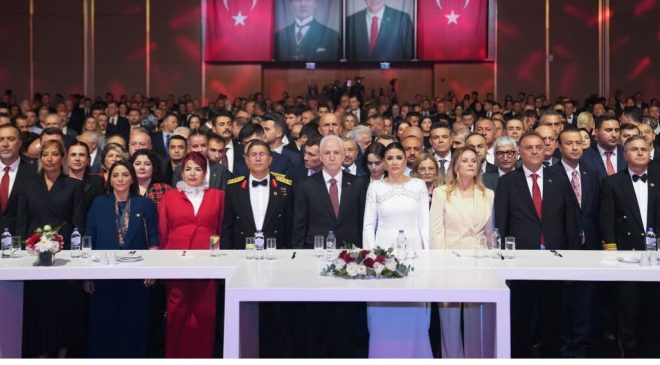 İSTANBUL’DA CUMHURİYET COŞKUSU: VALİ DAVUT GÜL TEBRİKLERİ KABUL ETTİ