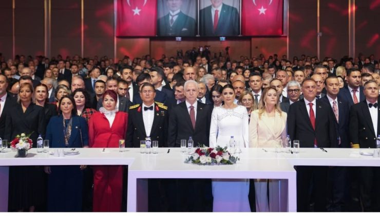 İSTANBUL’DA CUMHURİYET COŞKUSU: VALİ DAVUT GÜL TEBRİKLERİ KABUL ETTİ